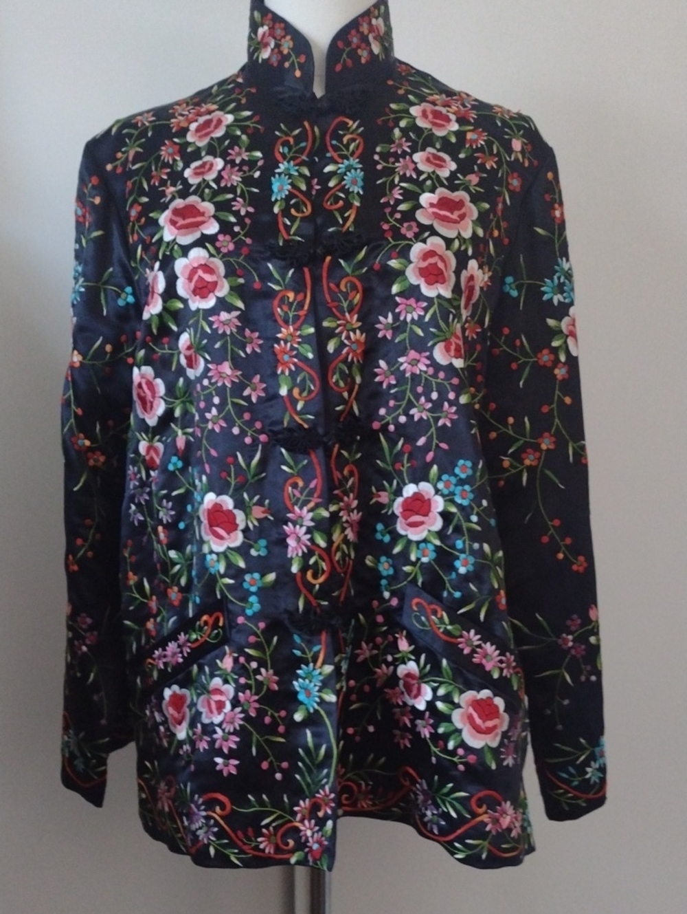 Plum Blossoms Vtg Size 40 Silk Blend Black Hand Embroiderd Frog Closure Jacket